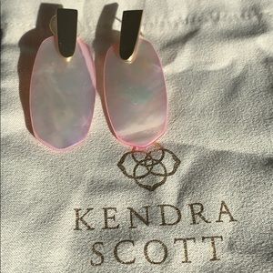 Kendra Scott Pink Mother Of Pearl Earring✨